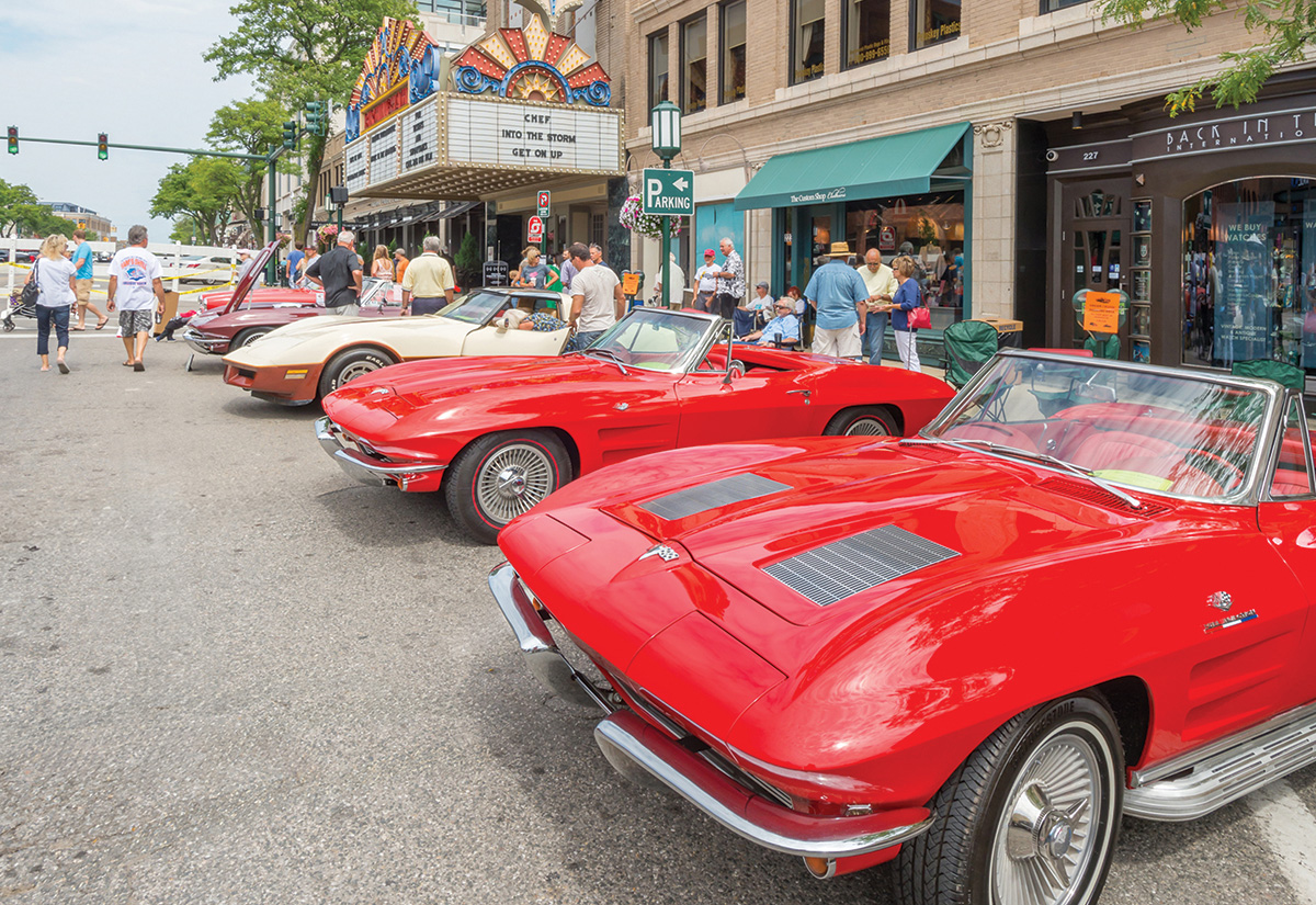 Woodward Dream Cruise (ID 43668643 © STEVE LAGRECA | DREAMSTIME.COM)